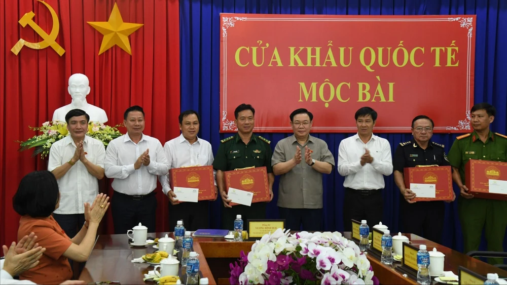 Chủ tịch Quốc hội thăm, làm việc với Cửa khẩu Quốc tế Mộc Bài