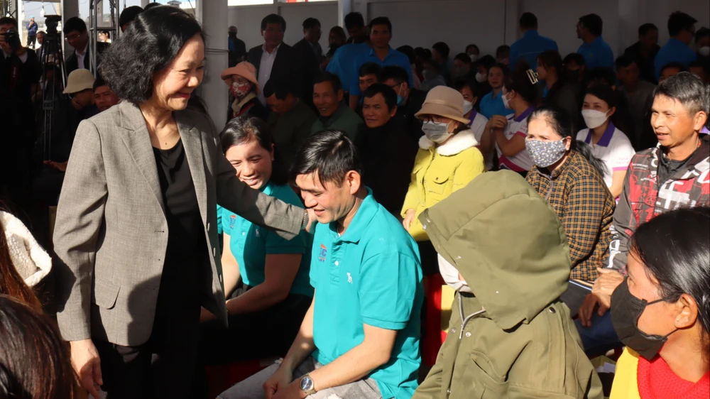 Thường trực Ban Bí thư tặng quà cho người lao động ở huyện Đức Trọng