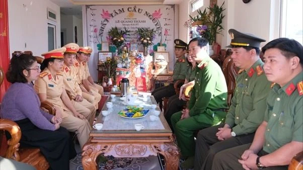 Con, em của liệt sĩ trong vụ sạt đèo Bảo Lộc được tuyển vào ngành công an