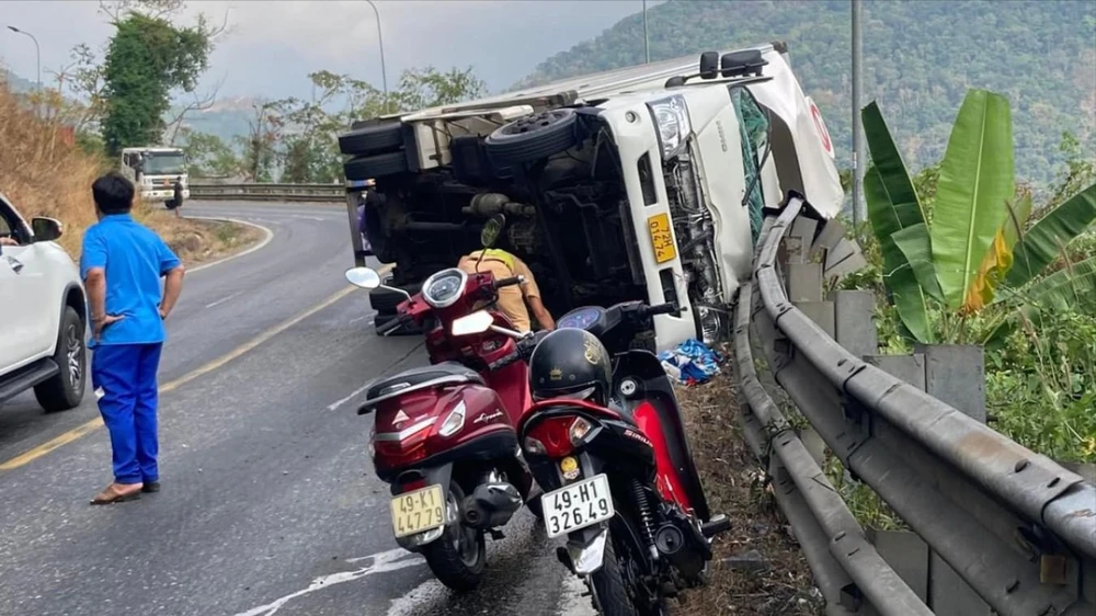 Xe tải lật, va vào đầu ô tô trên đèo Bảo Lộc