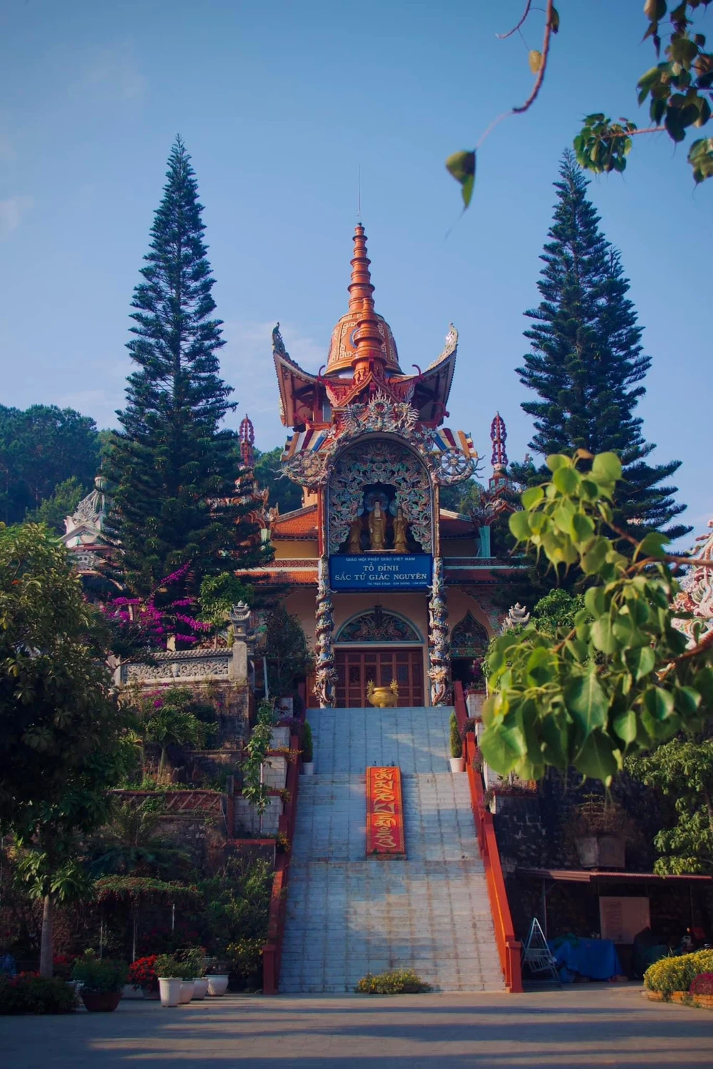 Người dân thị trấn cổ viếng chùa cổ đầu năm