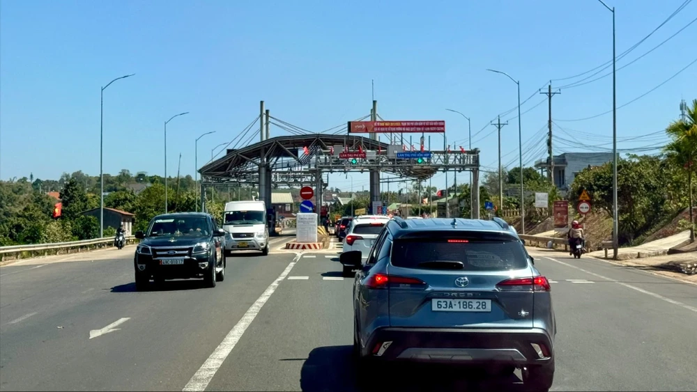 Ngõ nào cũng trật tự, đường về Đà Lạt vui xuân rộng lối