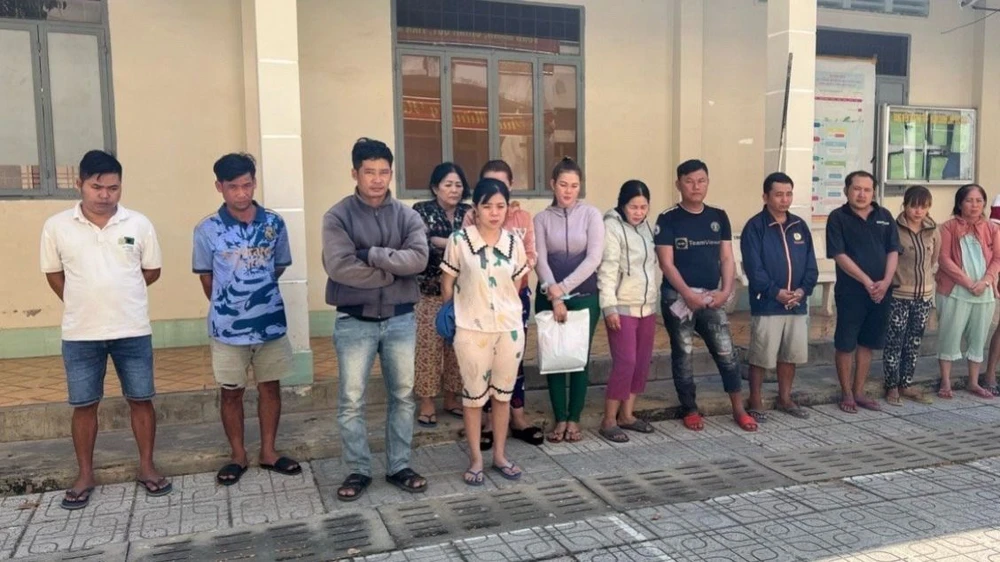 Hàng chục người ra vùng biên đánh bạc