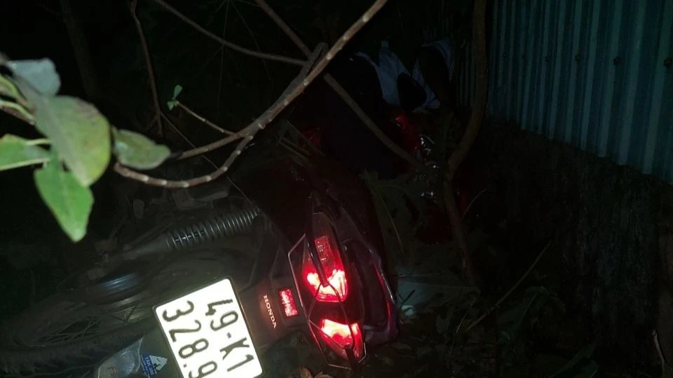 Tông vào nhà dân rồi mắc kẹt giữa thân cây