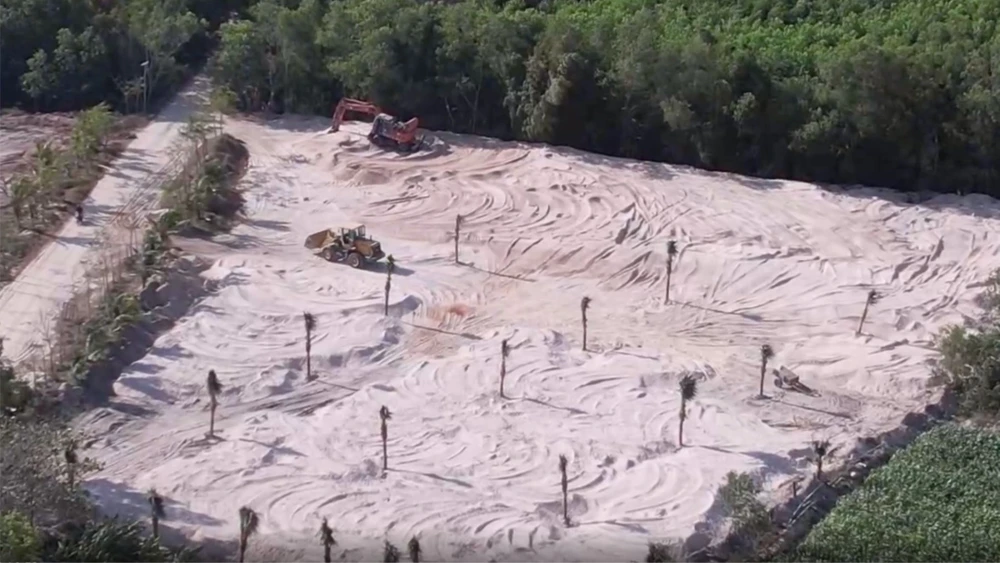 Xe cuốc, máy cày rút khỏi 'công trường sa tặc'