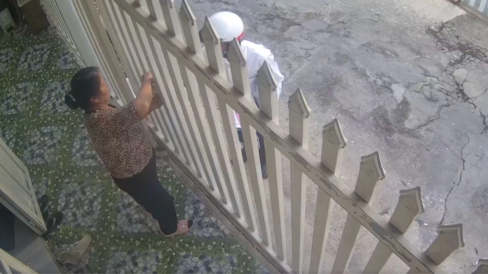 Giả cán bộ phường để bán thuốc phòng dịch