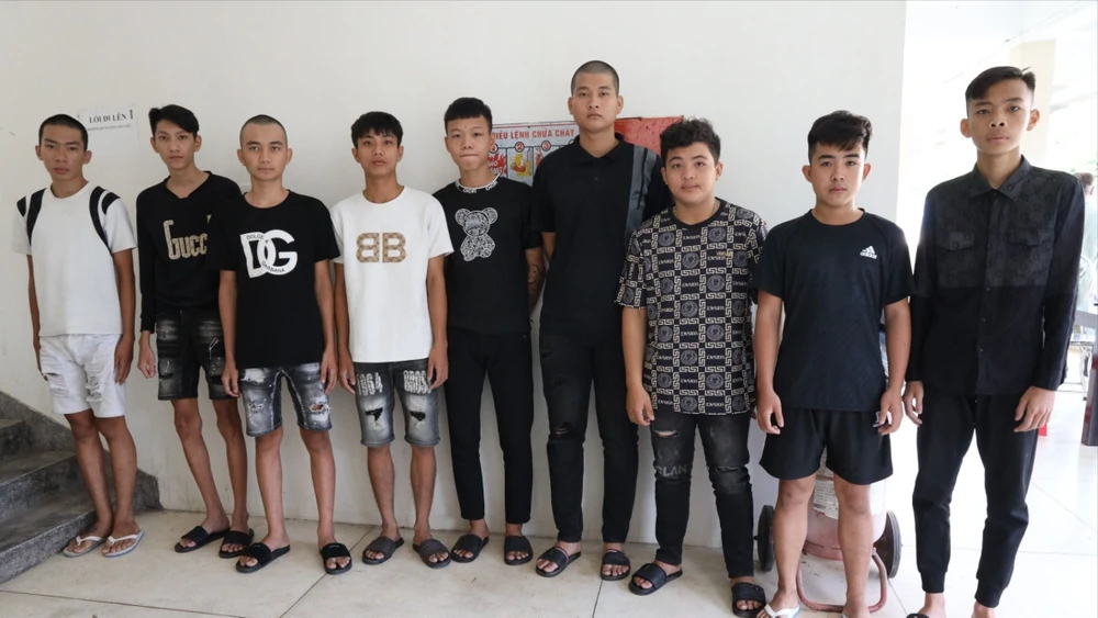 Nhóm thanh niên mang hung khí đi chơi, thấy ai ghét thì chém