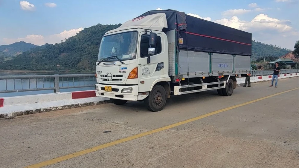 Bỏ xe tải trên cầu, tài xế nhảy xuống hồ Đồng Nai 3 tự tử