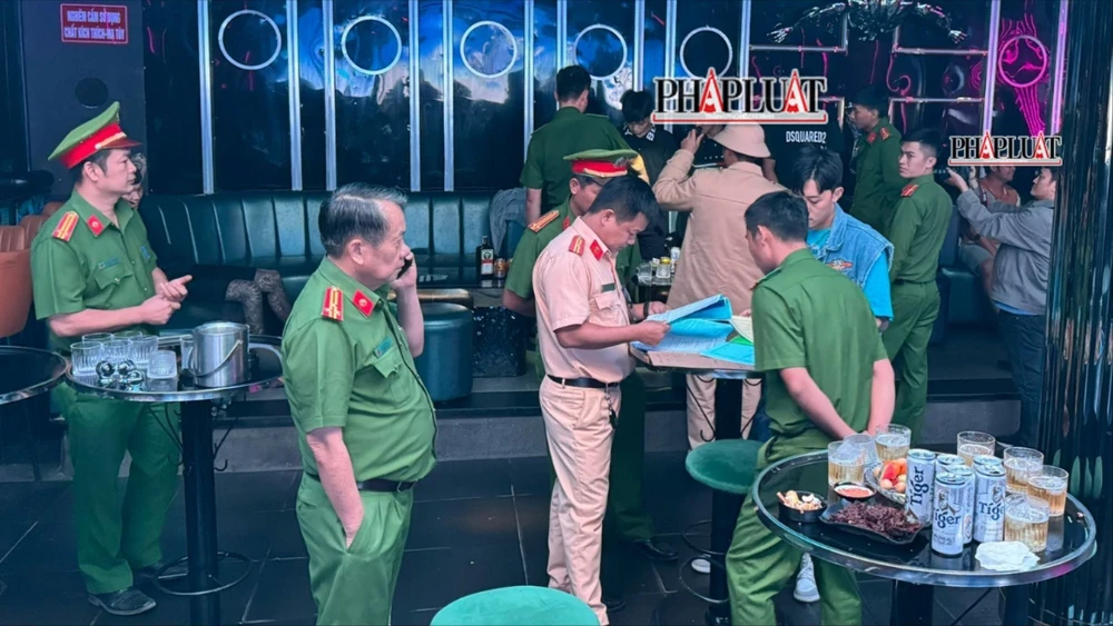 Đồng loạt kiểm tra 8 điểm kinh doanh Bar, karaoke