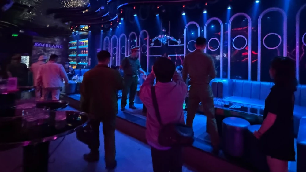 Đồng loạt kiểm tra 8 điểm kinh doanh bar, karaoke