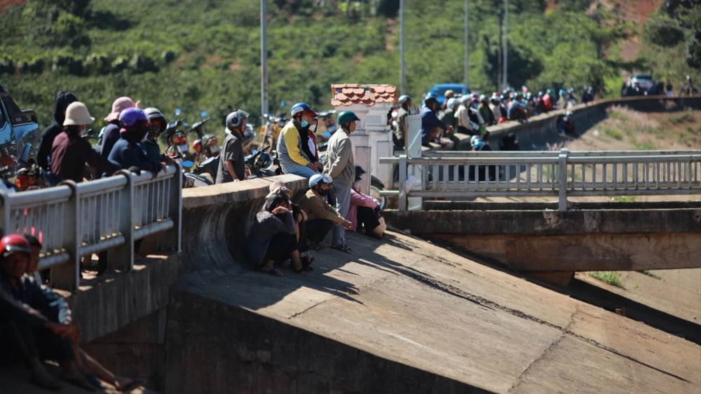 Đã tìm thấy thi thể cháu bé rơi xuống hồ Đông