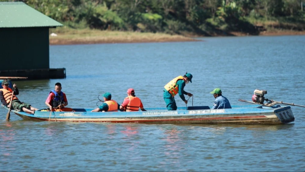 Huy động lực lượng tìm cháu bé rơi xuống hồ Đông