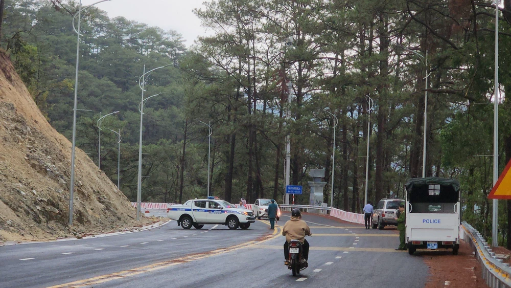 Ngay đầu mùa mưa, đèo Prenn mới đã sạt lở