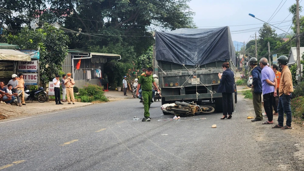 Tông vào xe đầu kéo chạy lùi, 2 mẹ con thương vong