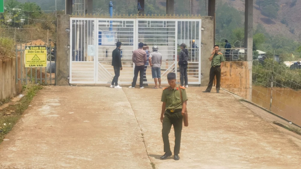 Thuỷ điện rào chắn đường: Học sinh vẫn phải chui rào kẽm gai để đến trường