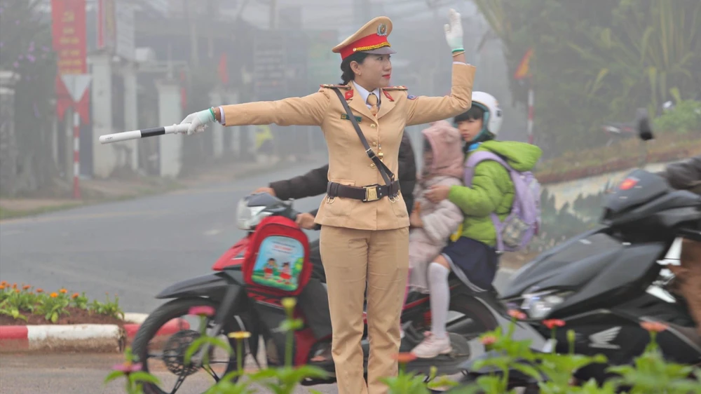 Nữ CSGT ra đường điều tiết giao thông ở Đà Lạt