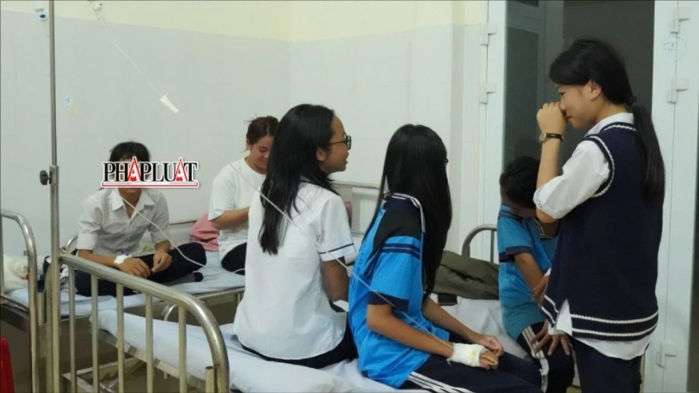 Ăn kẹo “lạ” trước cổng trường, 30 học sinh nhập viện