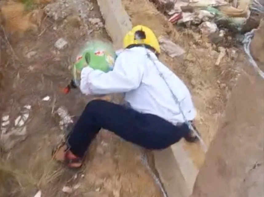 Lãnh đạo UBND tỉnh Lâm Đồng từng ra văn bản chỉ đạo khẩn khi học sinh phải chui rào đến trường. Ảnh: VT