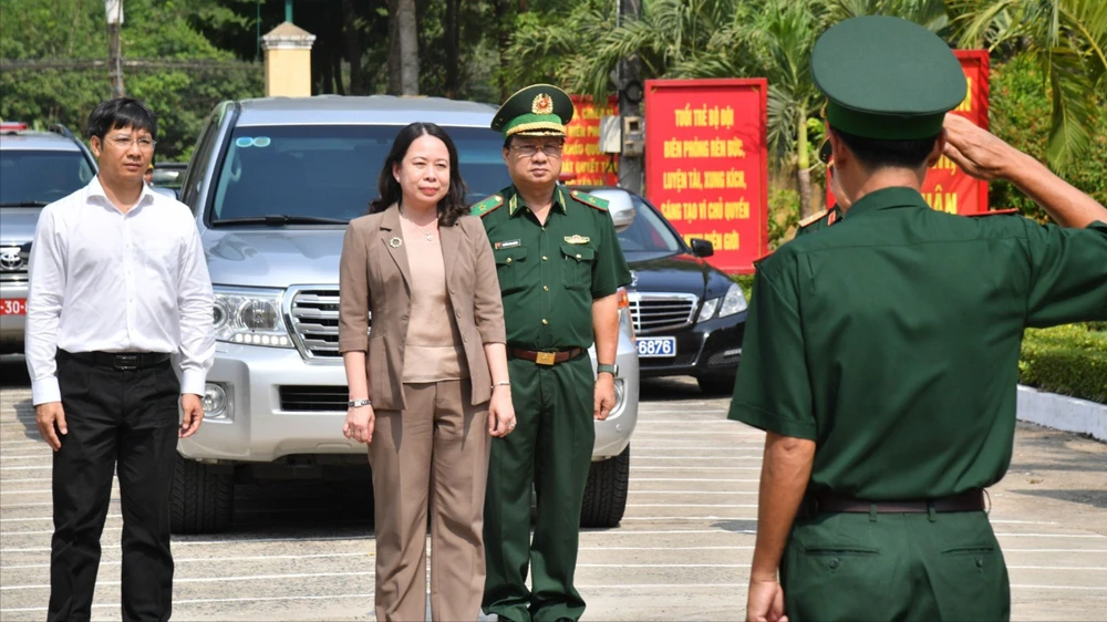 Quyền Chủ tịch nước thăm Đồn Biên phòng Cửa khẩu Quốc tế Xa Mát