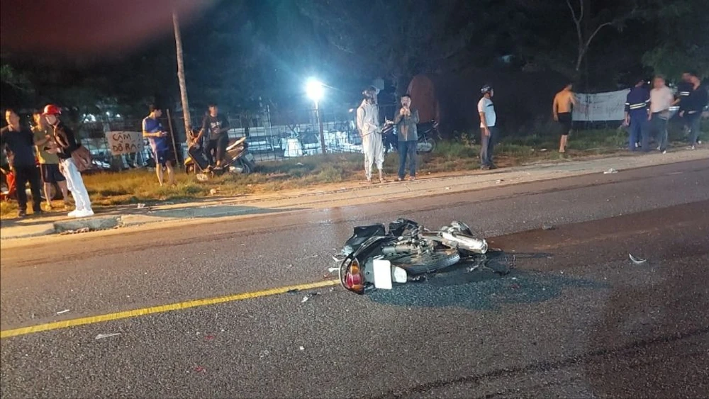 Va chạm với ô tô rồi ngã ra đường, thanh niên bị xe chở rác cán ngang