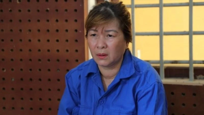 Rủ con gái đem vàng dổm đi cầm lấy tiền