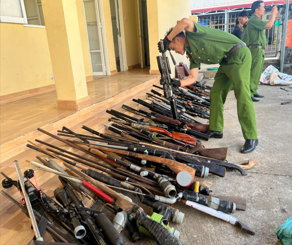 Công an Bảo Lâm tiêu hủy nhiều vũ khí, công cụ hỗ trợ