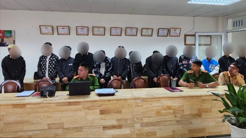 Nhiều thanh thiếu niên chạy xe bằng chân, bốc đầu ở Đà Lạt