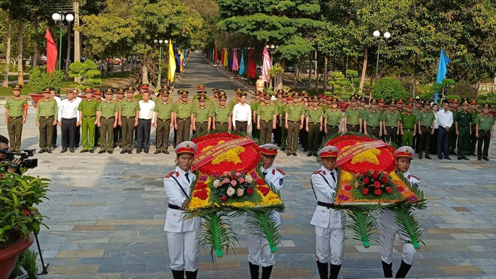 Bộ trưởng Bộ Công an tri ân các Anh hùng - Liệt sĩ ở Tây Ninh