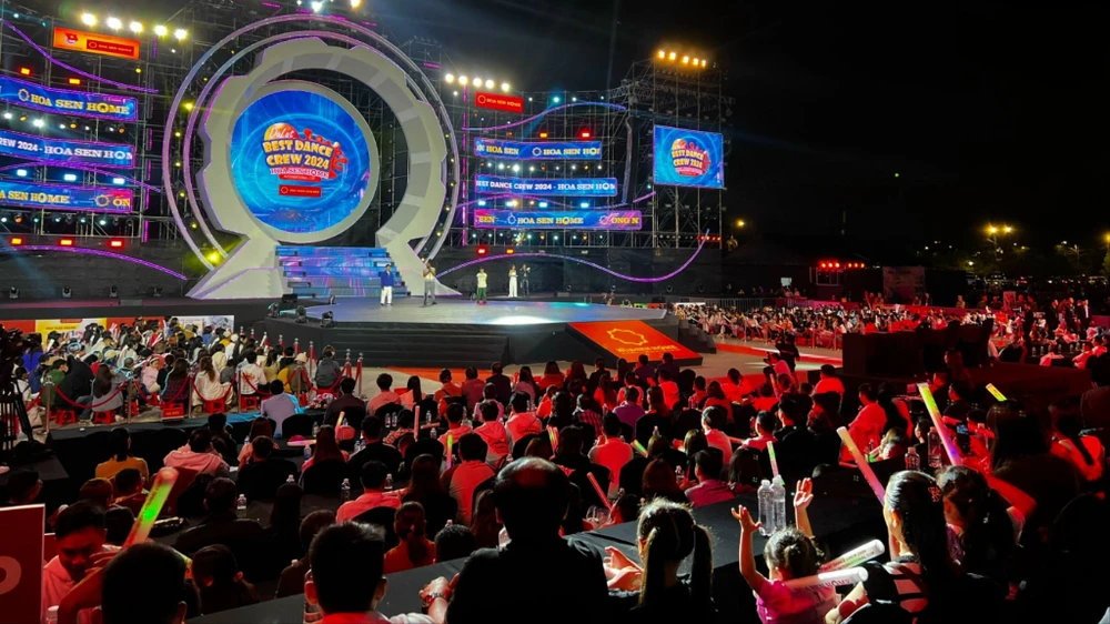 Biết tin “Đà Lạt xảy ra bạo động, bắn súng” là sai sự thật, hàng ngàn người về Quảng trường Lâm viên xem lễ hội vũ đạo