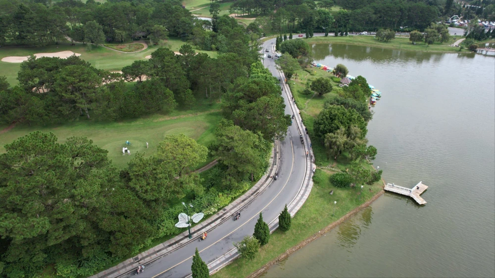 'Ngóng' phố đi bộ bên hồ Xuân Hương ở Đà Lạt