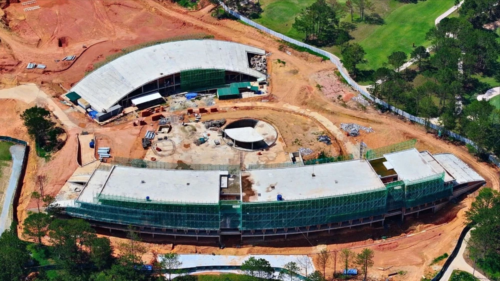 Thu hồi giấy phép xây dựng tầng hầm tòa nhà câu lạc bộ golf trong Đồi Cù