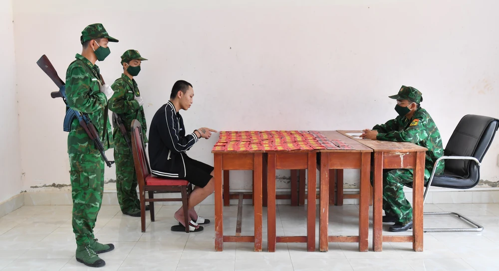 Sang làm việc lực lượng bắt giữ. Ảnh: VT