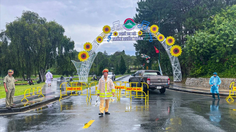 TP Đà Lạt khai trương phố đi bộ bên hồ Xuân Hương