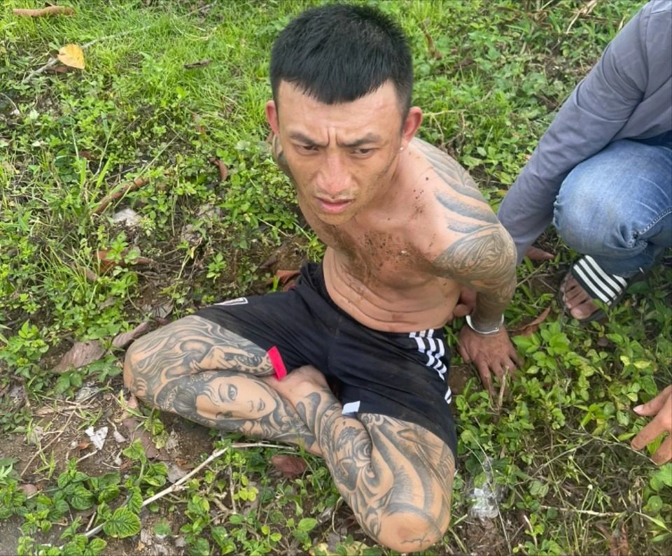 Vừa ra tù đã bị bắt vì mang ma tuý và nghi có súng trong người