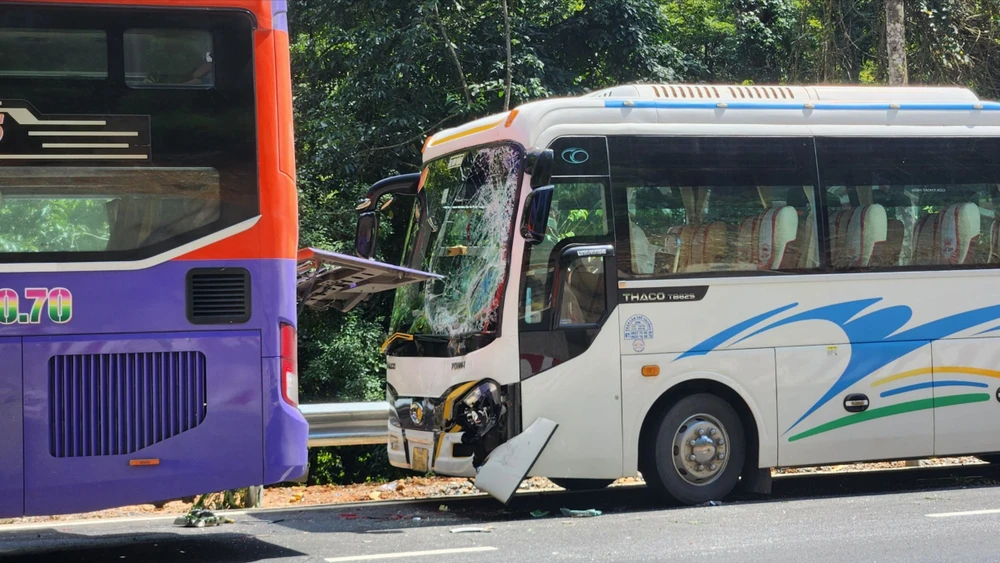3 xe khách va chạm trên đèo Prenn