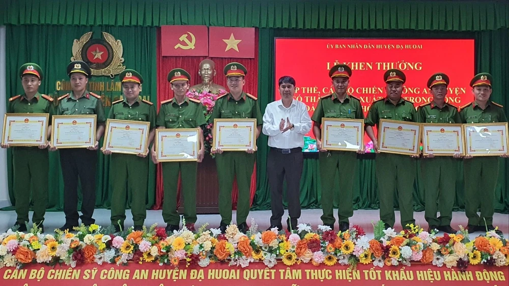 Chủ tịch huyện Đạ Hoai khen thưởng công an có thành tích phá án