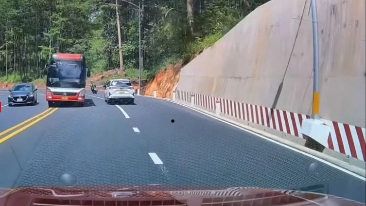 Vượt ẩu trên đèo Prenn, lái xe 29 chỗ bị phạt