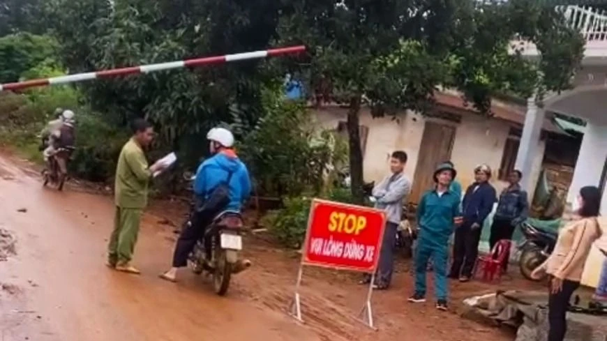 Yêu cầu người dân đóng tiền làm đường, UBND xã làm barie chặn xe