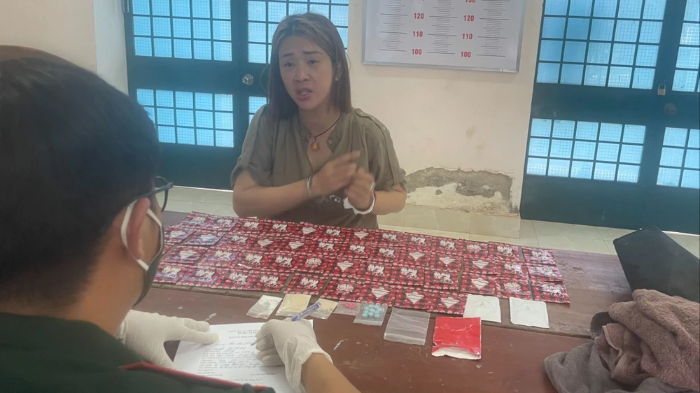 'Hotgirl' giấu ma túy vào áo ngực để mang về Việt Nam