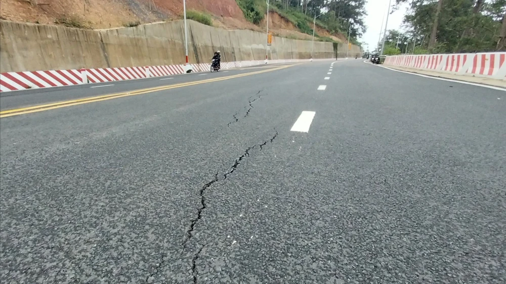 Xuất hiện vết rạn nứt trên đường đèo Prenn