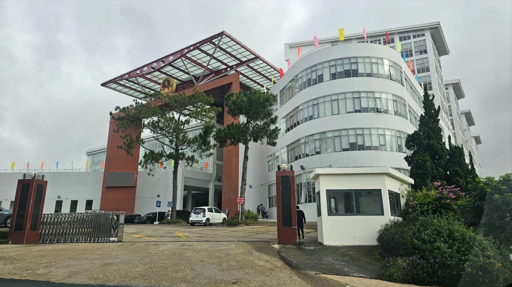 Chống dột cho tòa nhà Trung tâm hành chính tỉnh Lâm Đồng