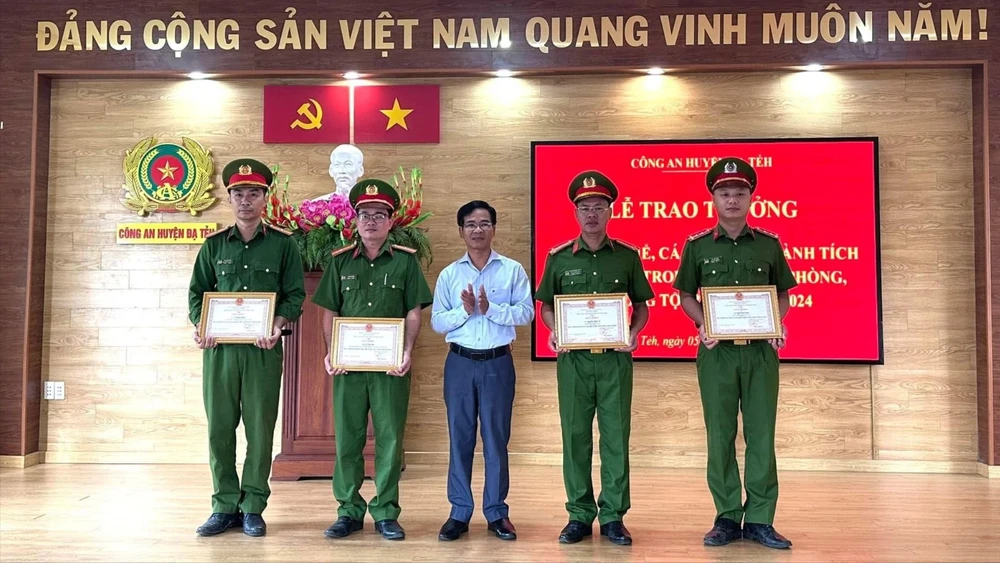 Phá án nhanh, nhiều cán bộ chiến sĩ được khen thưởng