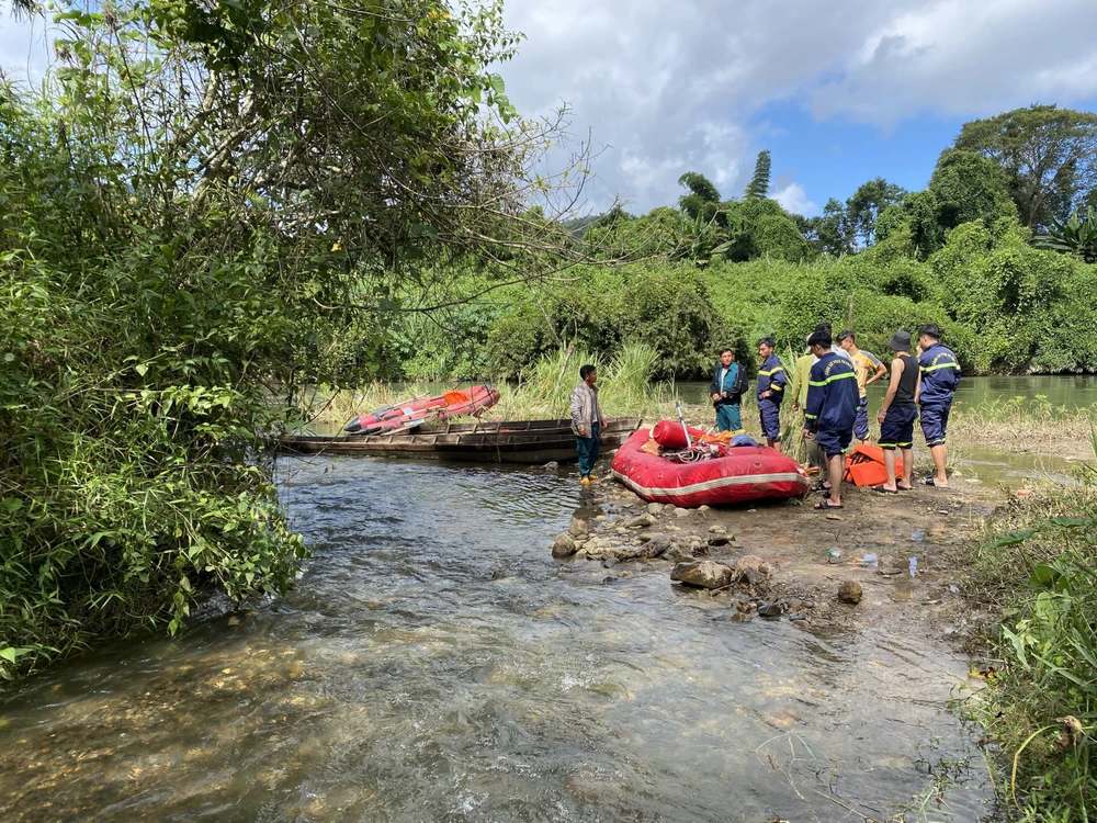 Trắng đêm tìm kiếm 2 bé gái đuối nước dưới sông Krông Nô