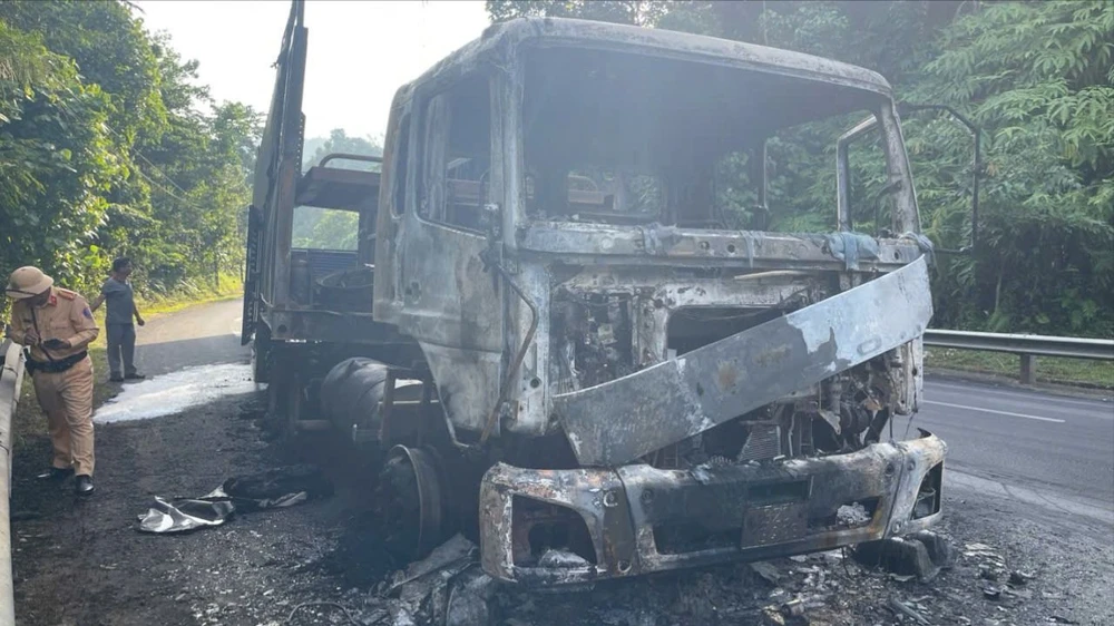 Cháy xe đầu kéo ở khu vực đèo Chuối