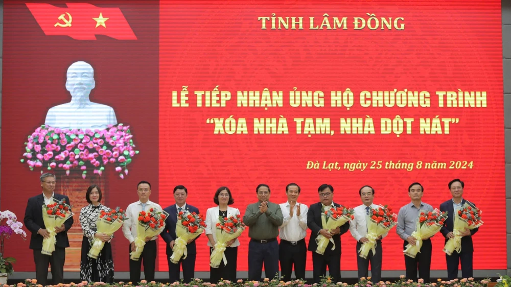 Thủ tướng Phạm Minh Chính dự Lễ tiếp nhận ủng hộ chương trình “Xoá nhà tạm, nhà dột nát”