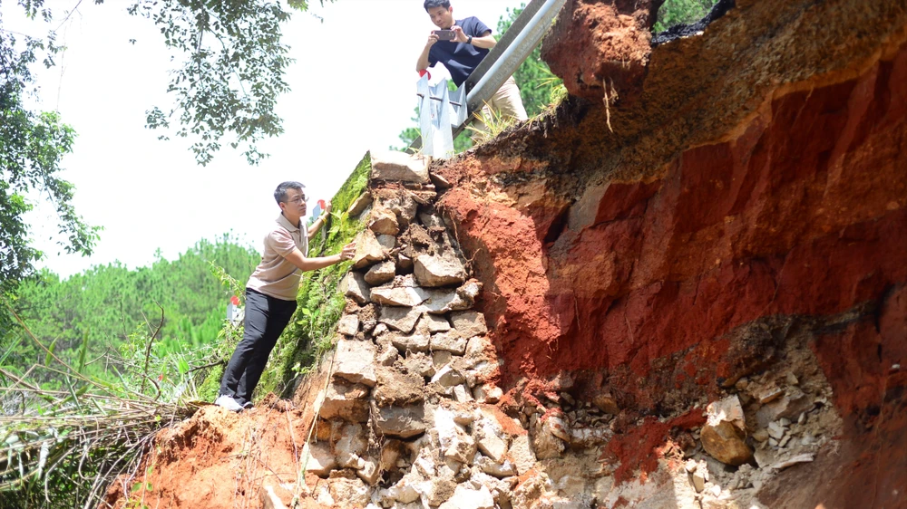 Đèo Tà Nung có nguy cơ tiếp tục sạt lở