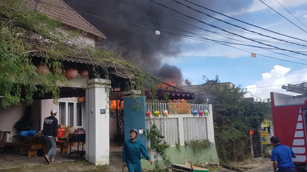 Kịp thời khống chế đám cháy trong khu dân cư ở TP Đà Lạt