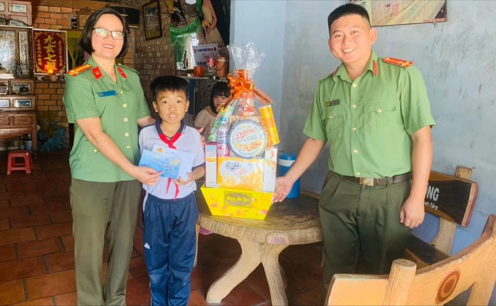 “Mẹ đỡ đầu” - Hành trình lan tỏa yêu thương của Hội Phụ nữ Công an tỉnh Tây Ninh