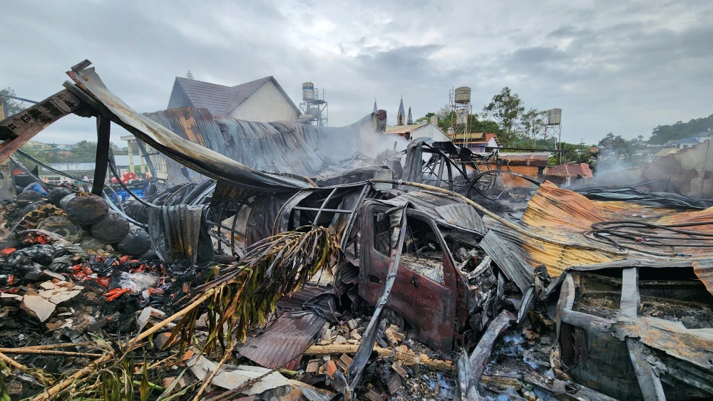 Cháy dữ dội kho dầu nhớt ở TP Bảo Lộc, 5 xe ô tô bị thiêu rụi