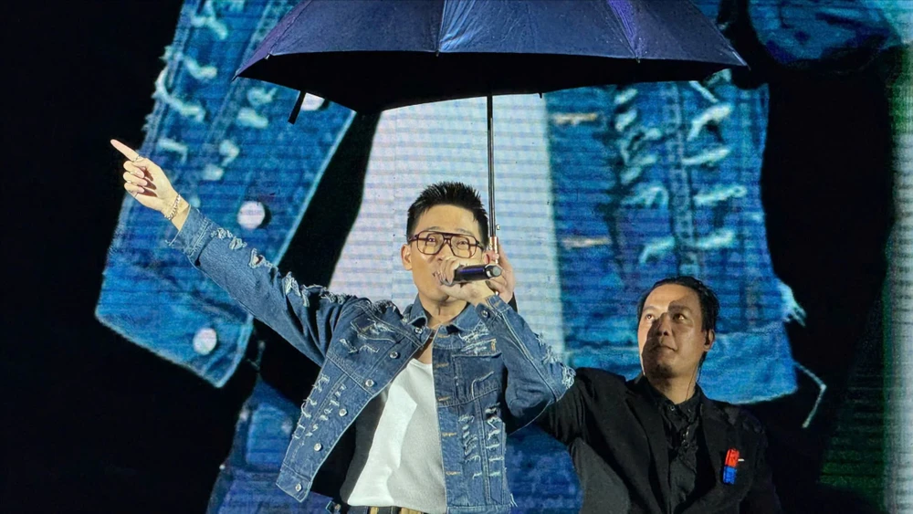 Hàng ngàn du khách đội mưa xem “Hoà nhịp sắc màu” ở Quảng trường Lâm Viên